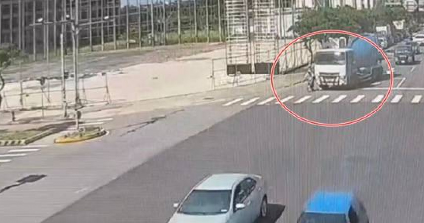 大園預拌車右轉輾人57歲男當場慘死車底。（圖／翻攝畫面）