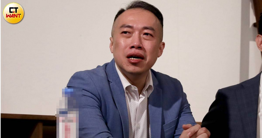 抖音網紅「安哥碎碎念」潘俊安，在律師李岳洋陪同下，出面召開記者會。（圖／侯世駿攝）