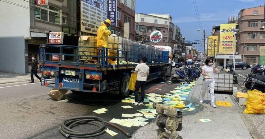 新竹湖口鄉發生硝酸銅液體洩漏事件，消防人員穿戴防護裝備處理中。（圖／翻攝畫面）