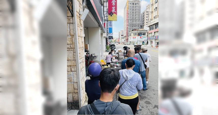 地方臉書粉專透露，這家「通緝犯認證」的蛋餅攤如今湧入大批民眾前往排隊朝聖，要見識一下到底有多好吃。（圖／翻攝FB／高雄透可）