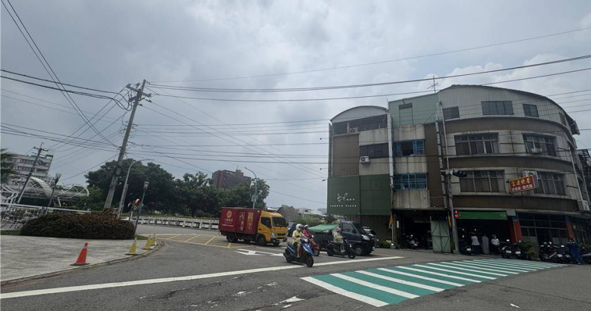 斑馬線只畫一半。（圖／中國時報李京昇攝）