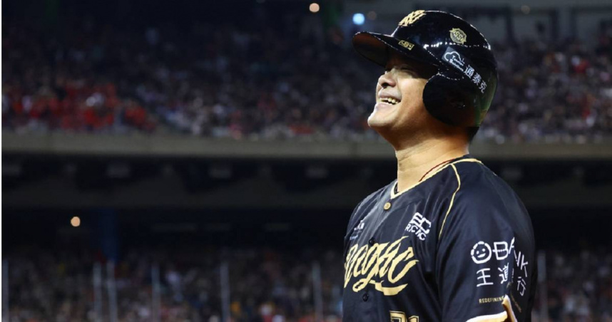 林智勝3局下看著變化球進壘，遭三振後露出苦笑。（圖／中時記者鄧博仁攝）