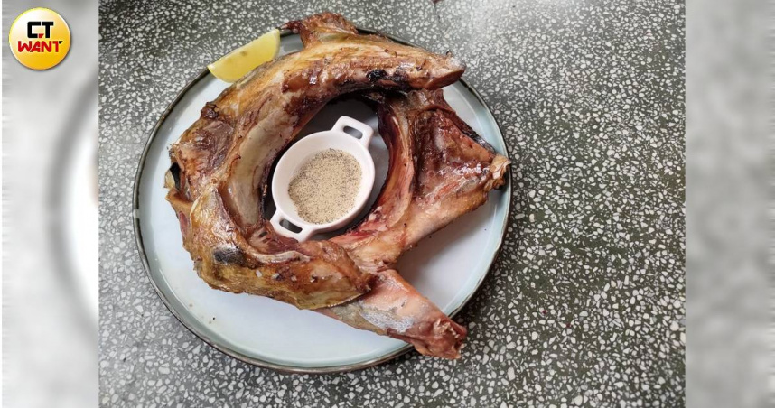 絕對視覺與味覺滿點的當屬「成功漁港鮪魚戰斧」，氣勢強、美味滿點，399元／份。（圖／高靜玉攝）