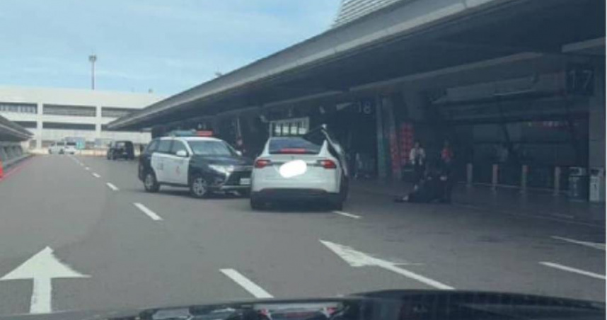 桃園機場第一航廈旁20日上午警方對著一輛白色特斯拉連開11槍。（圖／翻攝畫面）