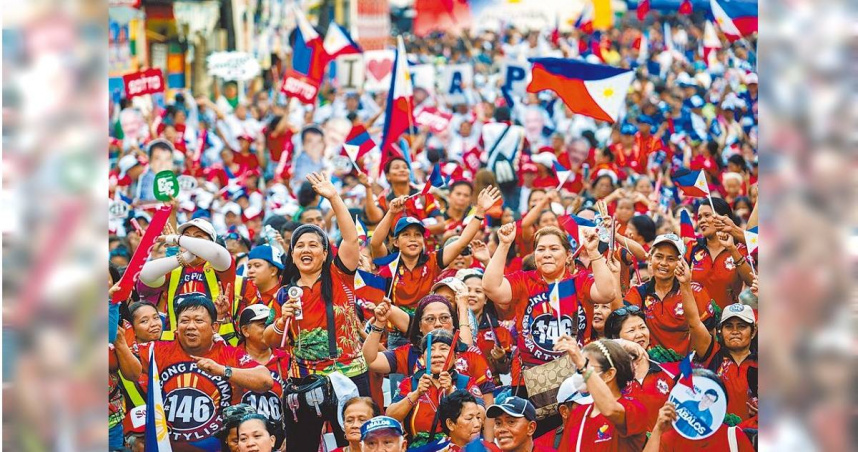 勞動部有意明年在菲律賓設立海外據點，開放直接從海外引進技術人力。圖為菲律賓民眾參與選舉活動。（圖／路透社）