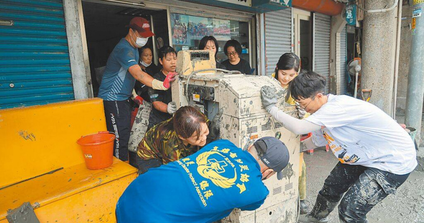 花蓮光復鄉因馬太鞍溪堰塞湖溢流受災嚴重，26日全國各地響應急需人力的號召，大量志工湧入花蓮，前往災區協助清理。（圖／中國時報郭吉銓攝）