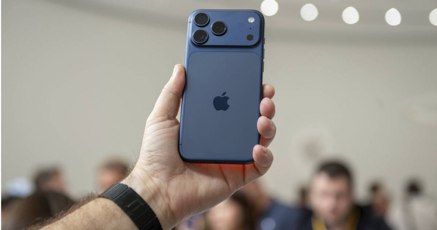 圖為蘋果公司總部發表會上所展示的新款iPhone 17 Pro。（圖／達志／美聯社）