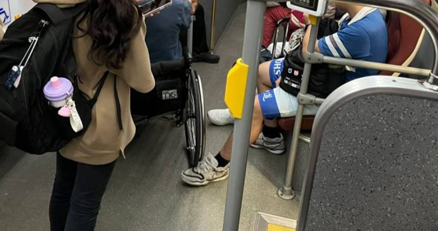 日前，網紅部落客「潔媽」在社群上分享搭公車看到的暖心一幕，讓一名台中明道中學的男學生默默保護長輩的善舉在網上爆紅。（圖／翻攝FB／潔媽）