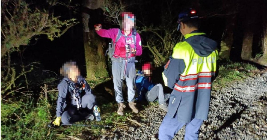 登山客挑戰巴博庫魯山體力透支困山，警消翻山摸黑驚險救援。（圖／翻攝畫面）