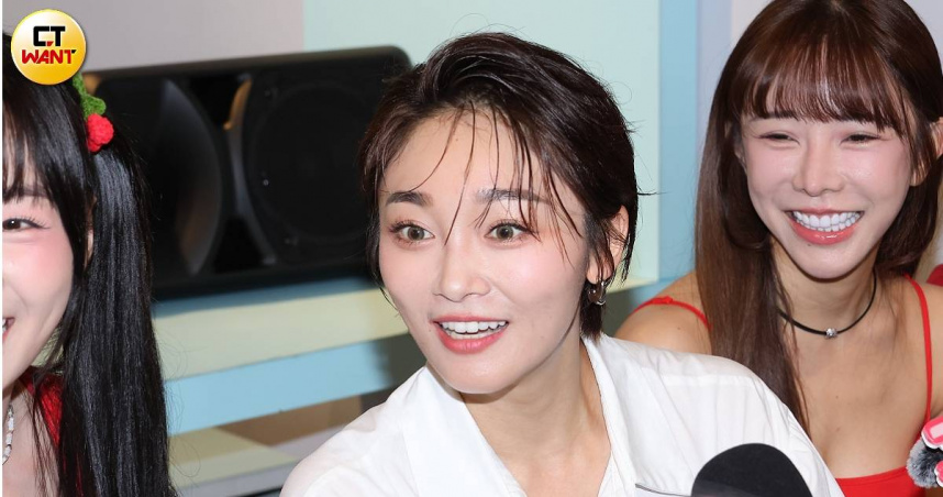 張文綺誇張表示金鐘戰袍尺度驚人。（圖／楊澍攝）