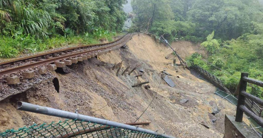 強降雨沖刷影響，台鐵平溪線嶺腳=望古間路段22日路基流失，台鐵公司公布復舊及行車計畫。（圖／瑞芳警分局提供）
