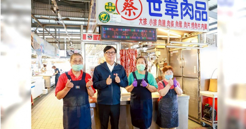 高雄市長陳其邁今（23）午親赴左營龍華市場及全聯富國店瞭解肉品供應狀況，市府也已啟動市場豬肉販售監控機制，確保消費者權益。（圖／高市府經發局）