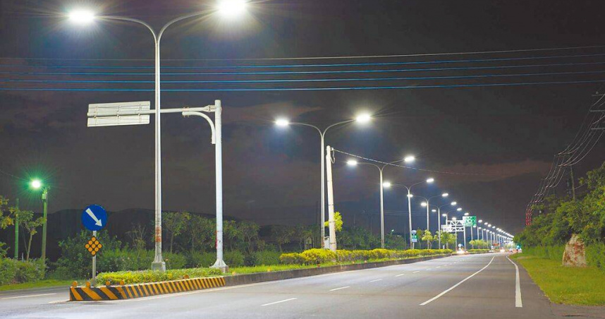 台南市議員方一峰27日爆料，風災過後至今將近4個月，將軍區直到上周還有250盞路燈沒亮。但市府工務局統計，目前僅將軍區8盞、學甲12盞，合計20盞路燈尚未修復。（圖／市府提供／中國時報洪榮志台南傳真）