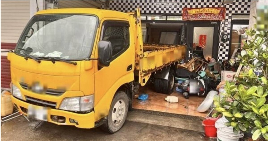 工程車失控狂撞園藝公司，男子連環猛撞還嗆會來放火。（圖 ／翻攝畫面）