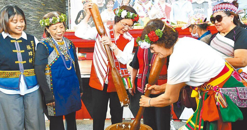 彰化縣原住民族文化節將在11月8日登場，往年現場都有烤大豬活動，今年碰到非洲豬瘟攪局，將改以搗麻糬取代，縣長王惠美（左三）體驗搗麻糬。（圖／中國時報葉靜美攝）