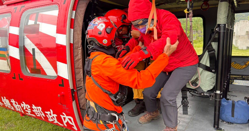 57歲女闖南湖大山突爆肺水腫，黑鷹清晨急降山屋命救回來。（圖 ／翻攝畫面）