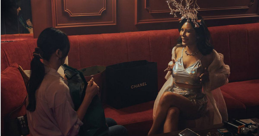 艾怡良在《整形過後》挑戰外放撫媚的媽媽桑。（圖／六魚文創提供）