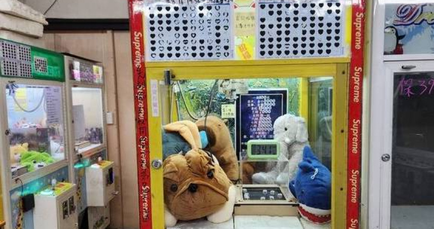 無人夾娃娃店暗藏骰子賭博，通訊群組遙控洗錢警破局桃園案。（圖 ／翻攝畫面）