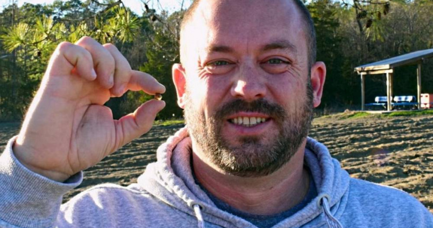 美國德州一名41歲男子沃德（James Ward）因為兒子想挖礦，按照Siri指引全家前往阿肯色州鑽石坑州立公園，真的挖到一顆2.09克拉棕色鑽石。（圖／翻攝自阿肯色州立公園官網）