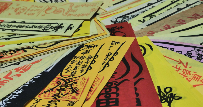 要請平安符的神佛、天兵、天將歸回原位，然後到金爐連同紙錢燒化過期或破損平安符。（圖／楊登嵙提供）