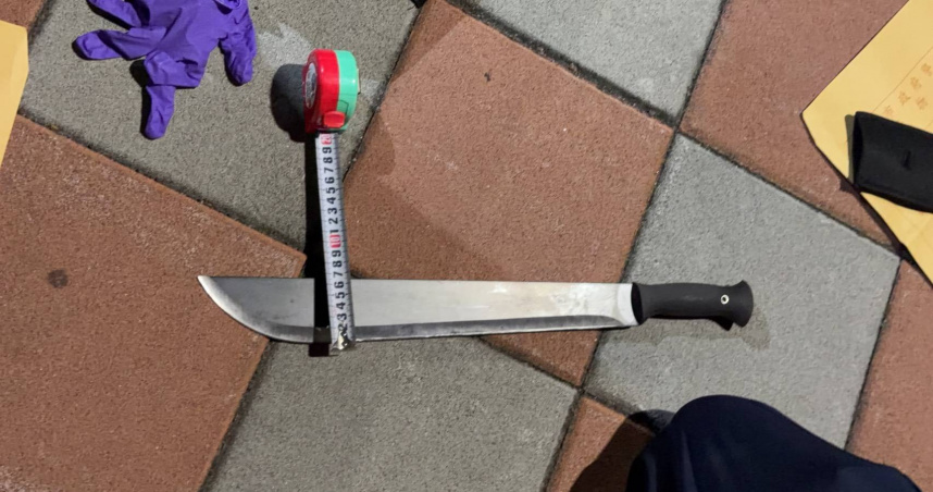 廖嫌17日晚間持預先購買的開山刀殺害雙親，行兇後第一時間竟是清洗刀械才展開逃逸。（圖／翻攝畫面）  辦。