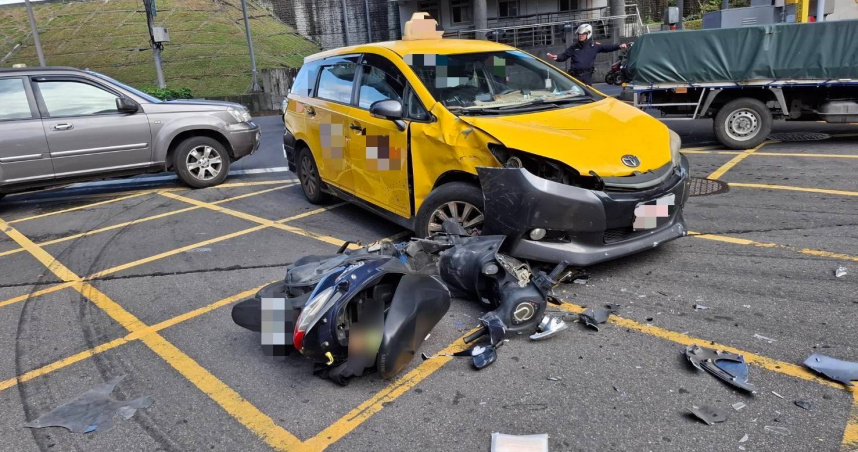 新北市三重區23日下午發生嚴重車禍，導致2人無生命跡象，目前仍在搶救中。（圖／翻攝畫面）