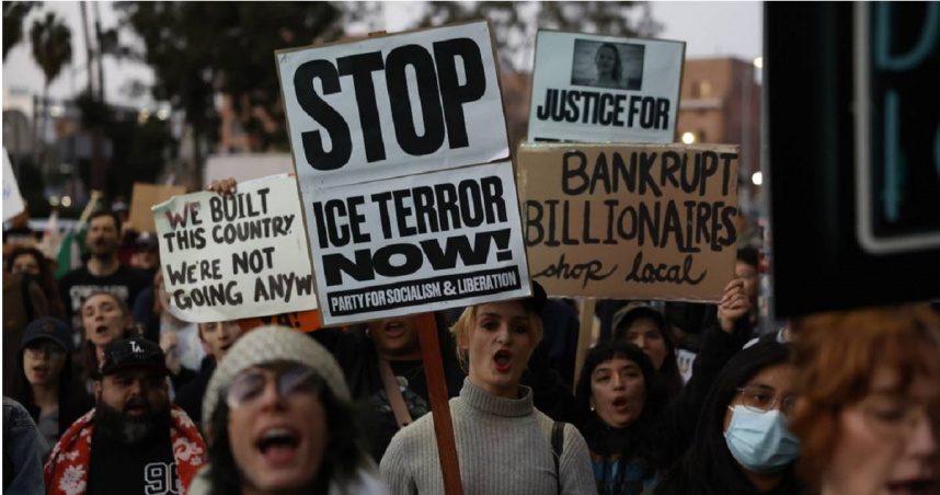 全美多地民眾針對「美國國土安全部」（DHS）下屬執法部門「美國移民和海關執法局」（ICE）進行示威抗議。（圖／達志／美聯社）