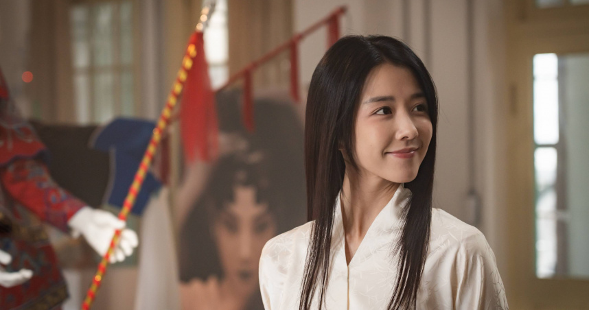 邵雨薇在《啵me之我的青春住了鬼》中雖然是女鬼，但有各種俏皮逗趣的表現。（圖／風暴國際提供）