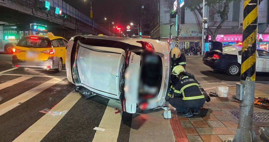 台北男分心看導航「自撞翻滾一圈半」　白車橫躺路口受困獲救