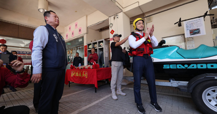 蔣萬安13日前往成德分隊慰勉消防同仁。（圖／翻攝畫面）