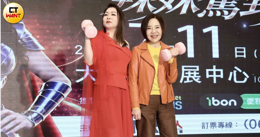 于美人（右）挺著腰傷現身出席張秀卿演唱會記者會。（圖／侯世駿攝）