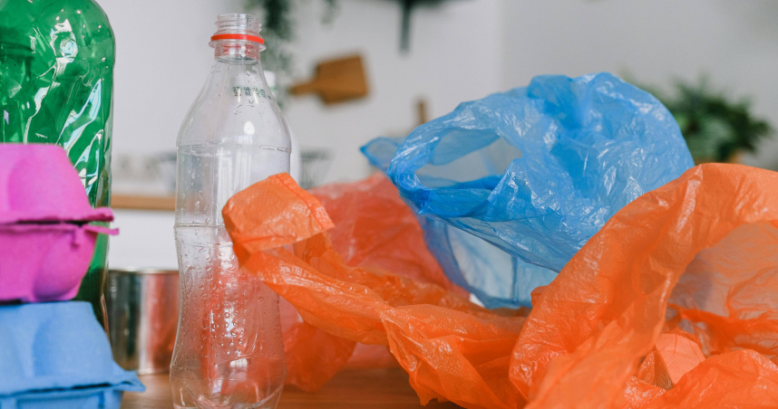 近期塑膠袋短缺，有店家喊「1個5元」，引發消費者不滿。（示意圖／Pexels）