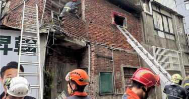 新北市土城區中央路四段一處磚造平房5日下午屋頂坍塌，男子腿部遭壓受困，消防人員到場救援後順利將人救出。（圖／翻攝畫面）