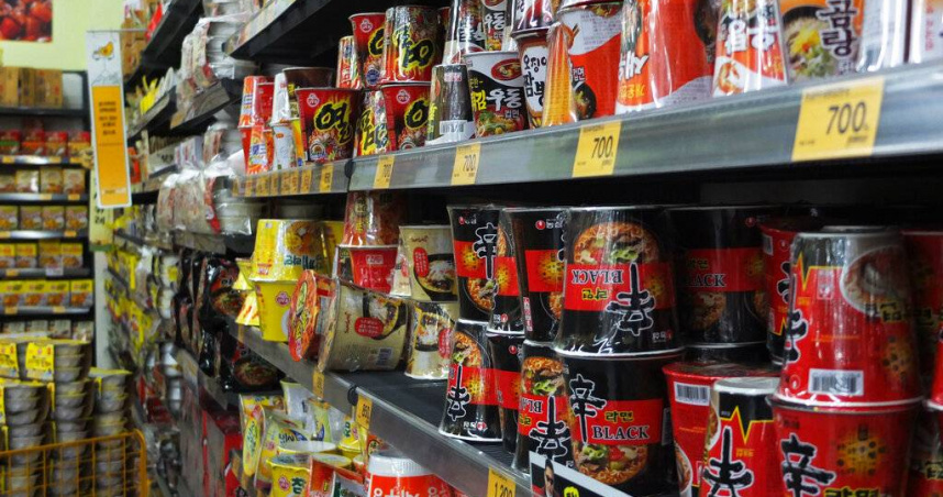 中東局勢升溫衝擊石化原料供應，南韓食品業面臨包裝短缺壓力。（示意圖／達志／美聯社，下同）