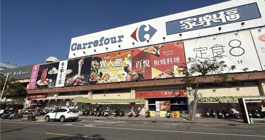 家樂福高雄愛河店原訂4月30日晚間11時結束營業，沒想到熄燈日當晚官方宣布續約成功，將持續營業。（圖／報系資料照）