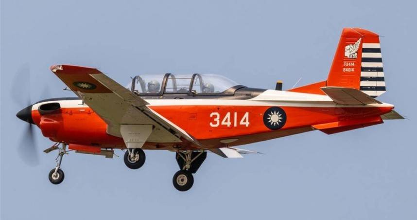 T-34教練機失事造成2名飛官殉職後，空軍完成特檢作業並重啟飛行訓練。（圖／報系資料庫）