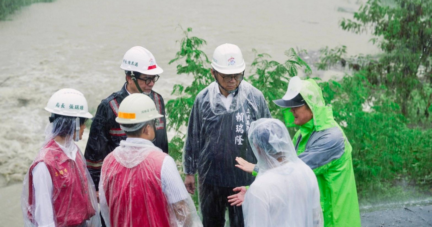 高雄市豪大雨成災，民進黨市長候選人賴瑞隆一大早就陪同陳其邁市長前往旗山抽水站視察。（圖／翻攝臉書）