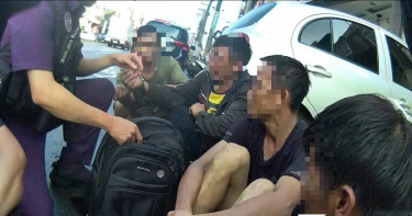 桃園保安大隊員警近日查緝違停車輛，意外發現6名失聯移工，駕駛還是毒駕上路。（圖／翻攝畫面）