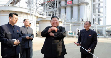 金正恩最新影片曝光!開心視察園區 網再疑:中風或替身?