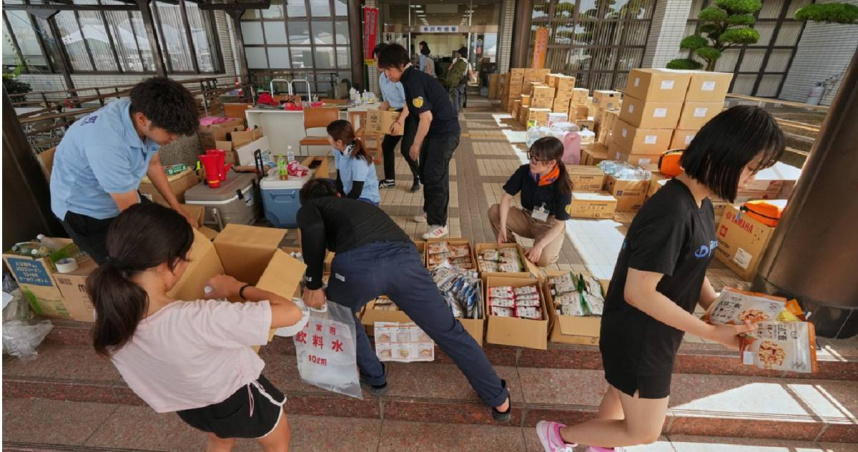熊本地震過後，災民前往領取物資。（圖／達志／美聯社）