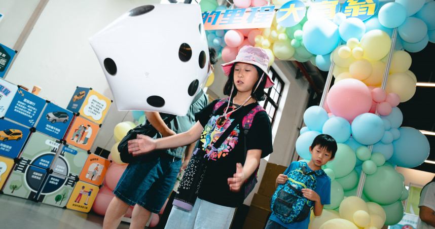 小朋友來到裕隆集團「愛的里程大富翁」闖關，認識「移動力」如何成為公益行動的重要後盾。（圖片提供／裕隆集團）