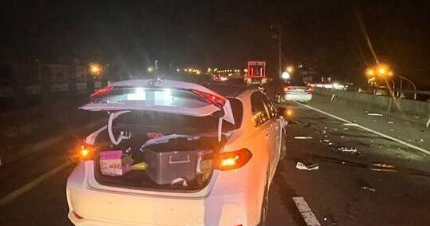 深夜台66線驚魂！轎車疑切車道撞大貨車　車頭撞爛零件噴滿地