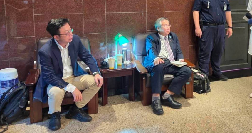 搶頭香的許忠信受訪時說，他昨晚9點半就來了。（圖／翻攝自許忠信臉書）
