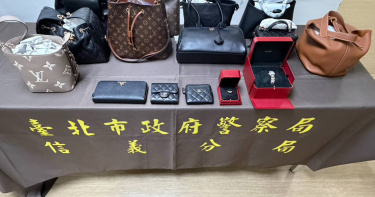 警方查扣的江女屋內的精品包包珠寶手錶總值上看近200萬元。（圖／警方提供）