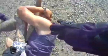 范姓兄弟涉嫌涉嫌毒駕與詐欺通緝，遇警盤查心虛一路逃竄上國道，遭桃園保大員警於國道2號機場端包夾逼停壓制逮捕。（圖／翻攝畫面）