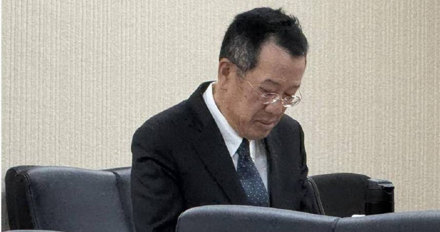 國防部長顧立雄上午在立法院受訪，回應陸軍206旅女性中尉墜樓身亡事件，證實調查發現單位有管理疏失，已將旅長及政戰主任調職，並將持續檢討國軍心理輔導措施。（圖／中國時報蔡宗穎攝）