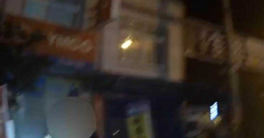 醉男鐮刀鐵棍齊出 警察亮圓盾壓制就醫