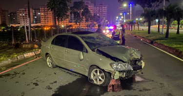 醉男酒精濃度爆表自撞路樹 員警怒斥:喝成這樣還開車