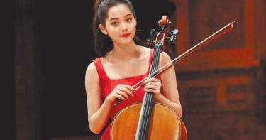 歐陽娜娜登陸唱〈我的祖國〉挨轟 老爸歐陽龍說話了