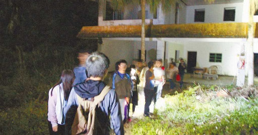 夜遊團宜蘭廢墟驚見男屍!「腳尾飯」插3炷香嚇壞團員